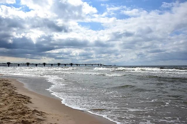 Woda w Bałtyku ile stopni - idealna temperatura do kąpieli w Polsce