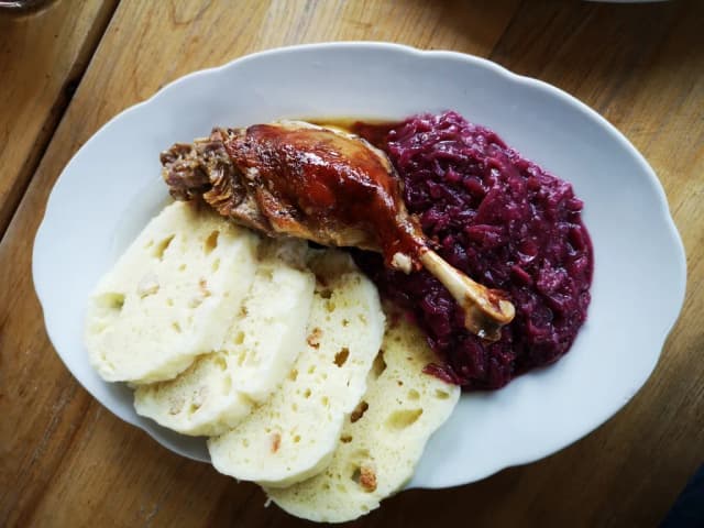 Gdzie zjeść w Adrspach? Odkryj najlepsze restauracje i lokale