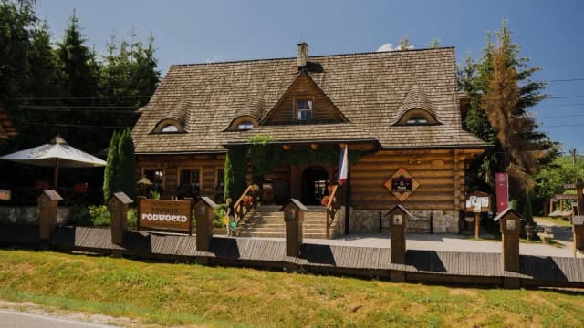 Gdzie zjeść w Zwierzyńcu? Odkryj najlepsze lokale gastronomiczne