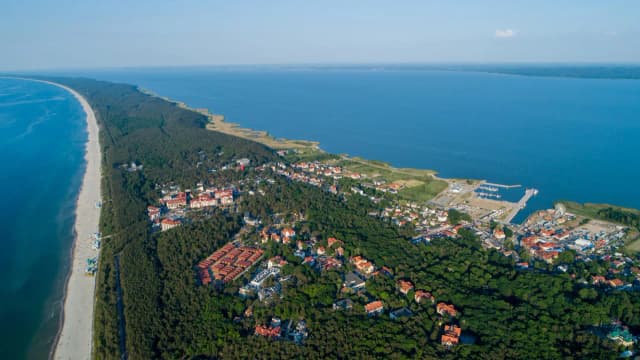 Krynica Morska - w jakim województwie leży ta urokliwa miejscowość?